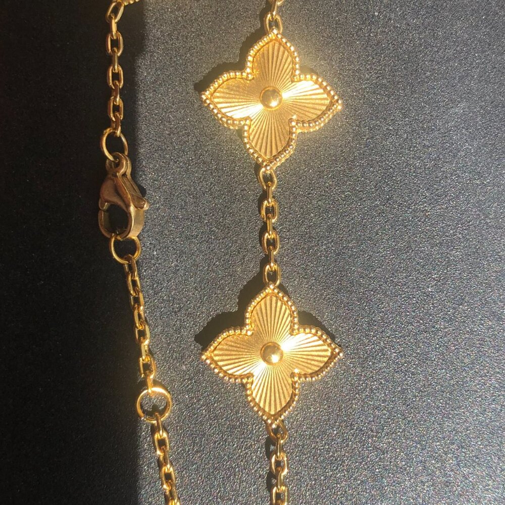 NWT - Alhambra Guilloche Gold Clover Bracelet - Picture 5 of 9